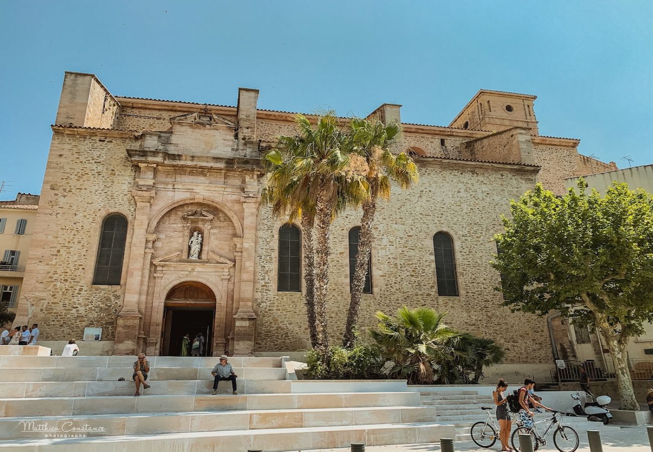 Maison à La Ciotat - Cannier. Clim, piscine chauffée, jardin, parking