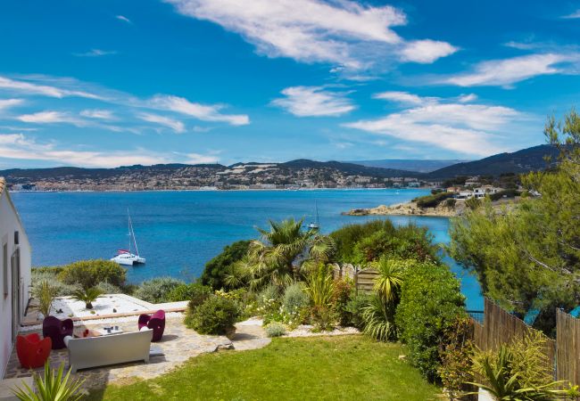  à Sanary-sur-Mer - La Faligeotte front de mer, piscine chauffée clim