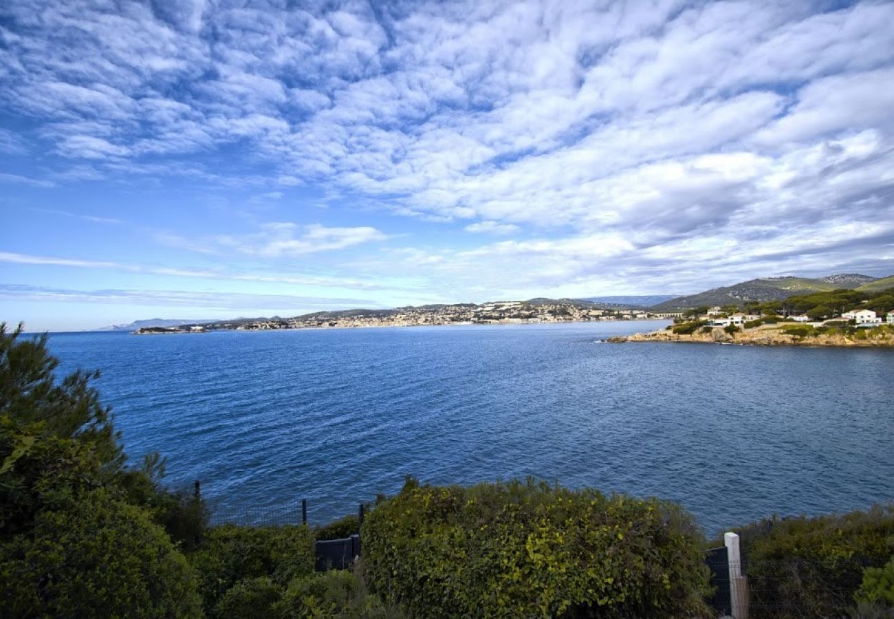 Maison à Sanary-sur-Mer - La Faligeotte front de mer, piscine chauffée clim