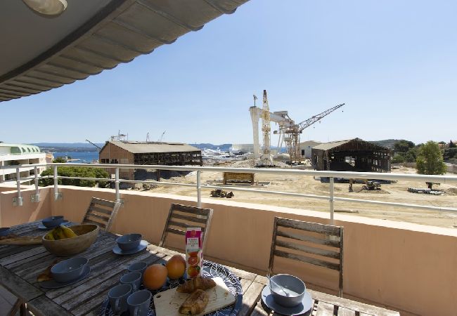 Appartement à La Ciotat - Mero. Vue mer, clim, parking, proche du vieux port Appartement à La Ciotat - Mero. Vue mer, clim, parking, proche du vieux port