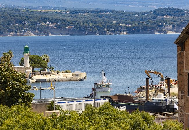 Appartement à La Ciotat - Mero. Vue mer, clim, parking, proche du vieux port Appartement à La Ciotat - Mero. Vue mer, clim, parking, proche du vieux port
