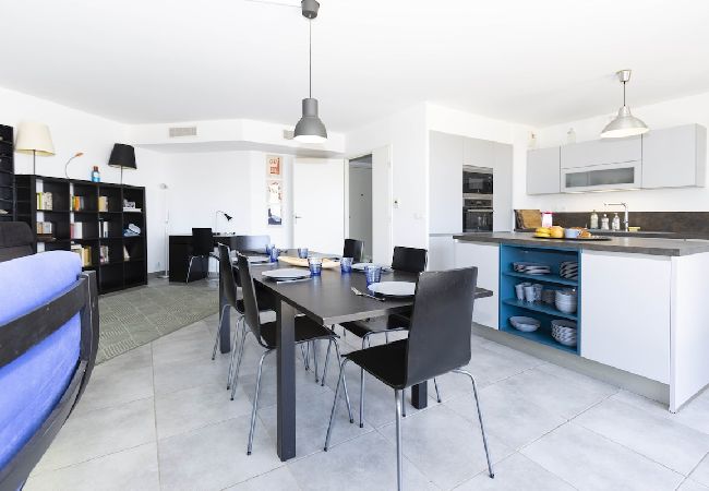 Appartement à La Ciotat - Mero. Vue mer, clim, parking, proche du vieux port Appartement à La Ciotat - Mero. Vue mer, clim, parking, proche du vieux port