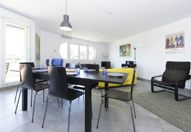 Appartement à La Ciotat - Mero. Vue mer, clim, parking, proche du vieux port Appartement à La Ciotat - Mero. Vue mer, clim, parking, proche du vieux port