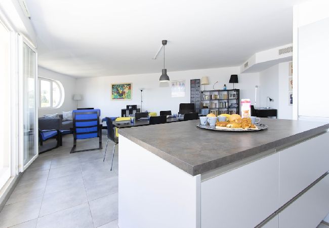 Appartement à La Ciotat - Mero. Vue mer, clim, parking, proche du vieux port Appartement à La Ciotat - Mero. Vue mer, clim, parking, proche du vieux port