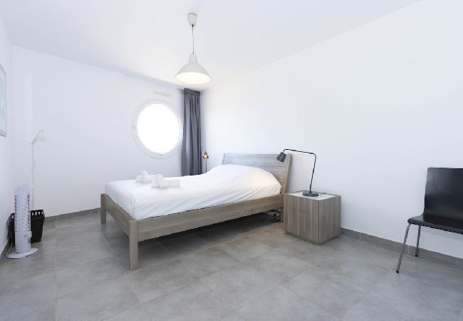 Appartement à La Ciotat - Mero. Vue mer, clim, parking, proche du vieux port Appartement à La Ciotat - Mero. Vue mer, clim, parking, proche du vieux port