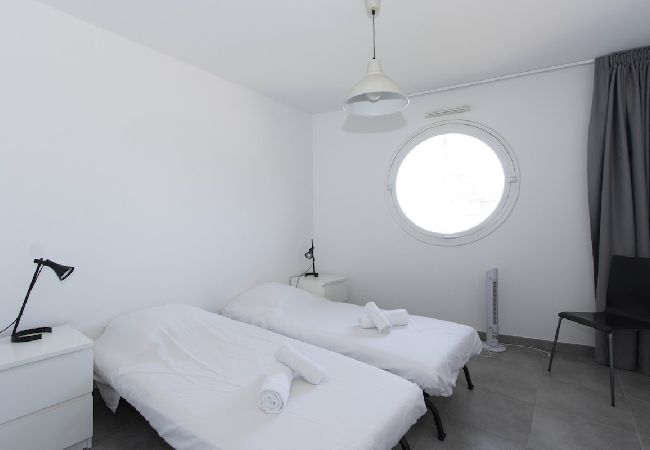 Appartement à La Ciotat - Mero. Vue mer, clim, parking, proche du vieux port Appartement à La Ciotat - Mero. Vue mer, clim, parking, proche du vieux port