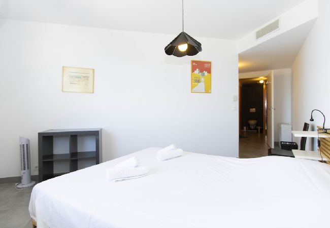 Appartement à La Ciotat - Mero. Vue mer, clim, parking, proche du vieux port Appartement à La Ciotat - Mero. Vue mer, clim, parking, proche du vieux port