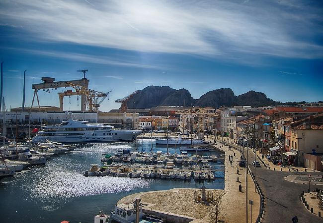 Appartement à La Ciotat - Mero. Vue mer, clim, parking, proche du vieux port Appartement à La Ciotat - Mero. Vue mer, clim, parking, proche du vieux port