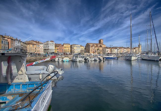 Appartement à La Ciotat - Mero. Vue mer, clim, parking, proche du vieux port Appartement à La Ciotat - Mero. Vue mer, clim, parking, proche du vieux port