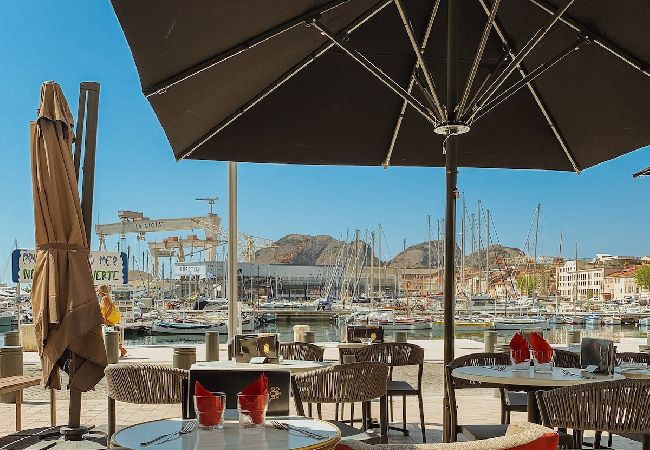 Appartement à La Ciotat - Mero. Vue mer, clim, parking, proche du vieux port Appartement à La Ciotat - Mero. Vue mer, clim, parking, proche du vieux port