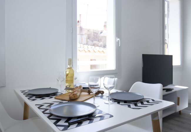 Appartement à La Ciotat - Cahino, déco contemporaine, clim, parking. Appartement à La Ciotat - Cahino, déco contemporaine, clim, parking.
