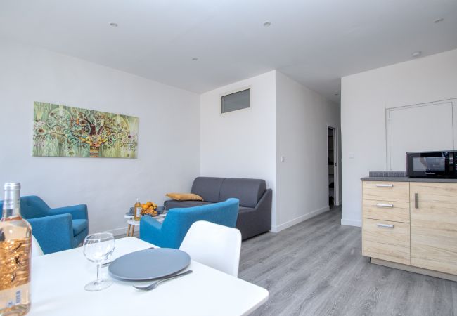 Appartement à La Ciotat - Cahino, déco contemporaine, clim, parking. Appartement à La Ciotat - Cahino, déco contemporaine, clim, parking.