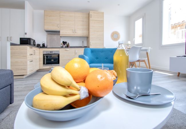 Appartement à La Ciotat - Cahino, déco contemporaine, clim, parking. Appartement à La Ciotat - Cahino, déco contemporaine, clim, parking.
