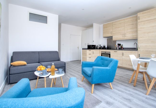 Appartement à La Ciotat - Cahino, déco contemporaine, clim, parking. Appartement à La Ciotat - Cahino, déco contemporaine, clim, parking.