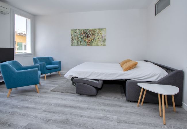 Appartement à La Ciotat - Cahino, déco contemporaine, clim, parking. Appartement à La Ciotat - Cahino, déco contemporaine, clim, parking.