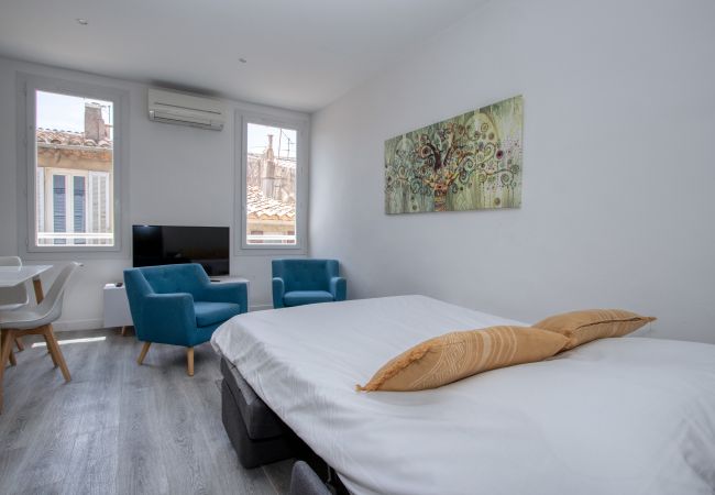 Appartement à La Ciotat - Cahino, déco contemporaine, clim, parking. Appartement à La Ciotat - Cahino, déco contemporaine, clim, parking.