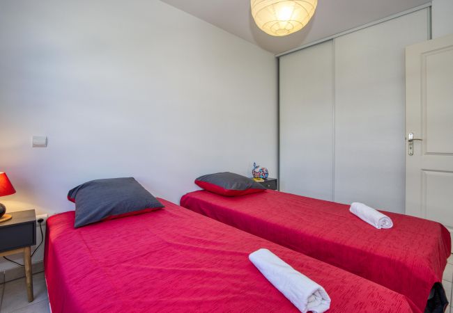 Appartement à La Ciotat - Pètro, 100 m de la plage, terrasse, clim, parking Appartement à La Ciotat - Pètro, 100 m de la plage, terrasse, clim, parking