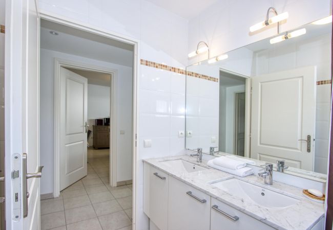 Appartement à La Ciotat - Pètro, 100 m de la plage, terrasse, clim, parking Appartement à La Ciotat - Pètro, 100 m de la plage, terrasse, clim, parking