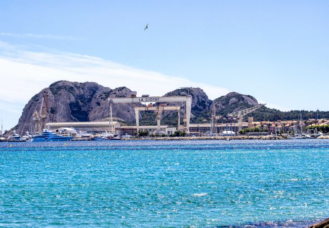 Appartement à La Ciotat - Pètro, 100 m de la plage, terrasse, clim, parking Appartement à La Ciotat - Pètro, 100 m de la plage, terrasse, clim, parking