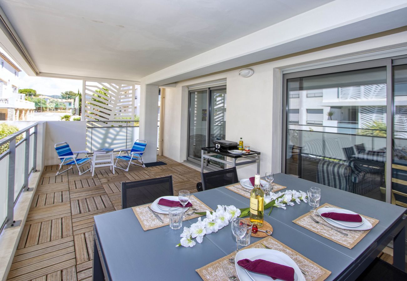 Appartement à La Ciotat - Pètro, 100 m de la plage, terrasse, clim, parking