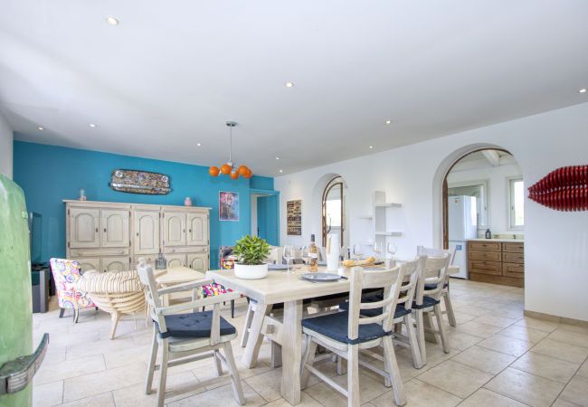 Appartement à Saint-Cyr-sur-Mer - Galant. Climatisé, en bord de mer, terrasse. Appartement à Saint-Cyr-sur-Mer - Galant. Climatisé, en bord de mer, terrasse.