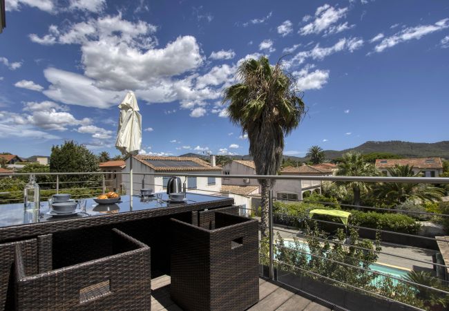 Appartement à Saint-Cyr-sur-Mer - Galant. Climatisé, en bord de mer, terrasse. Appartement à Saint-Cyr-sur-Mer - Galant. Climatisé, en bord de mer, terrasse.