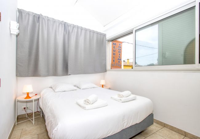 Appartement à Saint-Cyr-sur-Mer - Galant. Climatisé, en bord de mer, terrasse. Appartement à Saint-Cyr-sur-Mer - Galant. Climatisé, en bord de mer, terrasse.