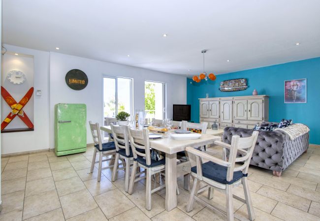 Appartement à Saint-Cyr-sur-Mer - Galant. Climatisé, en bord de mer, terrasse. Appartement à Saint-Cyr-sur-Mer - Galant. Climatisé, en bord de mer, terrasse.