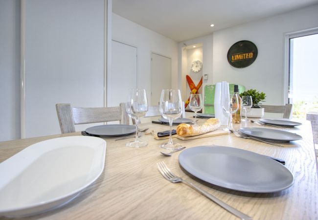 Appartement à Saint-Cyr-sur-Mer - Galant. Climatisé, en bord de mer, terrasse. Appartement à Saint-Cyr-sur-Mer - Galant. Climatisé, en bord de mer, terrasse.