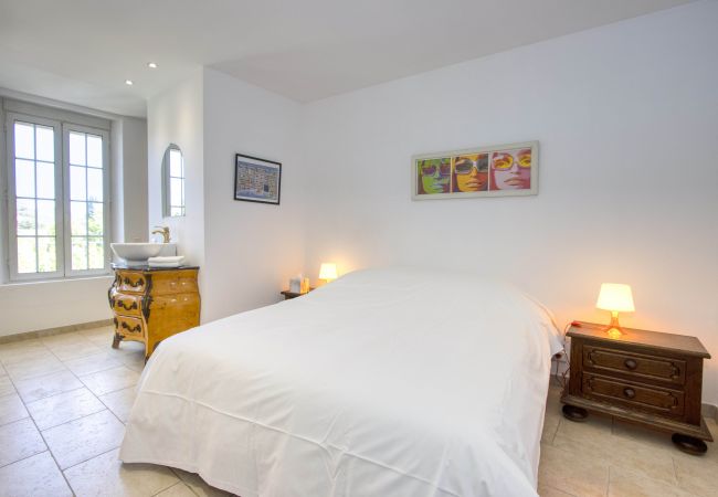 Appartement à Saint-Cyr-sur-Mer - Galant. Climatisé, en bord de mer, terrasse. Appartement à Saint-Cyr-sur-Mer - Galant. Climatisé, en bord de mer, terrasse.