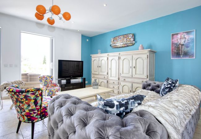 Appartement à Saint-Cyr-sur-Mer - Galant. Climatisé, en bord de mer, terrasse. Appartement à Saint-Cyr-sur-Mer - Galant. Climatisé, en bord de mer, terrasse.