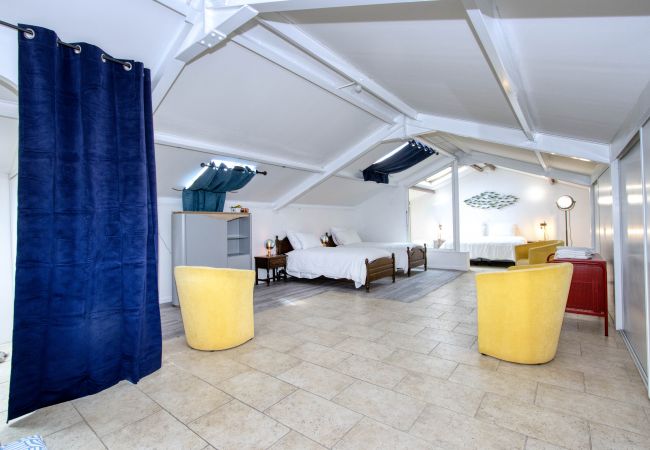 Appartement à Saint-Cyr-sur-Mer - Galant. Climatisé, en bord de mer, terrasse. Appartement à Saint-Cyr-sur-Mer - Galant. Climatisé, en bord de mer, terrasse.