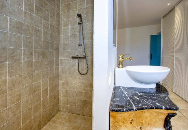 Appartement à Saint-Cyr-sur-Mer - Galant. Climatisé, en bord de mer, terrasse. Appartement à Saint-Cyr-sur-Mer - Galant. Climatisé, en bord de mer, terrasse.