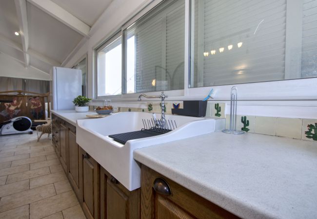 Appartement à Saint-Cyr-sur-Mer - Galant. Climatisé, en bord de mer, terrasse. Appartement à Saint-Cyr-sur-Mer - Galant. Climatisé, en bord de mer, terrasse.