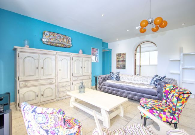 Appartement à Saint-Cyr-sur-Mer - Galant. Climatisé, en bord de mer, terrasse. Appartement à Saint-Cyr-sur-Mer - Galant. Climatisé, en bord de mer, terrasse.