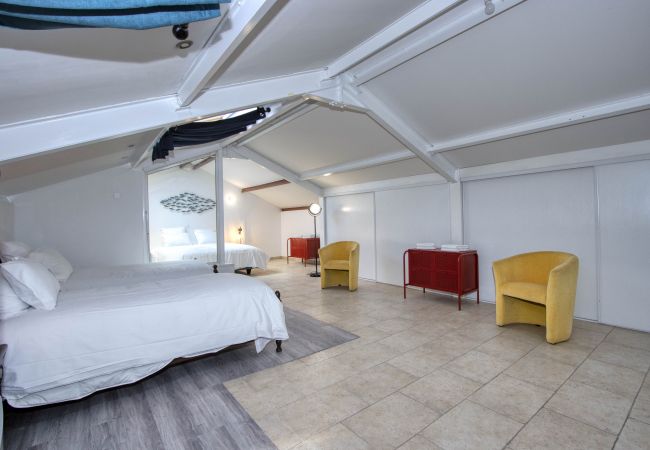 Appartement à Saint-Cyr-sur-Mer - Galant. Climatisé, en bord de mer, terrasse. Appartement à Saint-Cyr-sur-Mer - Galant. Climatisé, en bord de mer, terrasse.