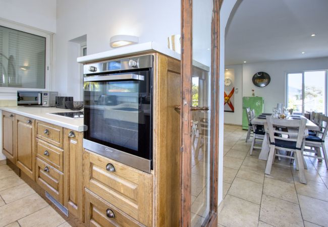 Appartement à Saint-Cyr-sur-Mer - Galant. Climatisé, en bord de mer, terrasse. Appartement à Saint-Cyr-sur-Mer - Galant. Climatisé, en bord de mer, terrasse.