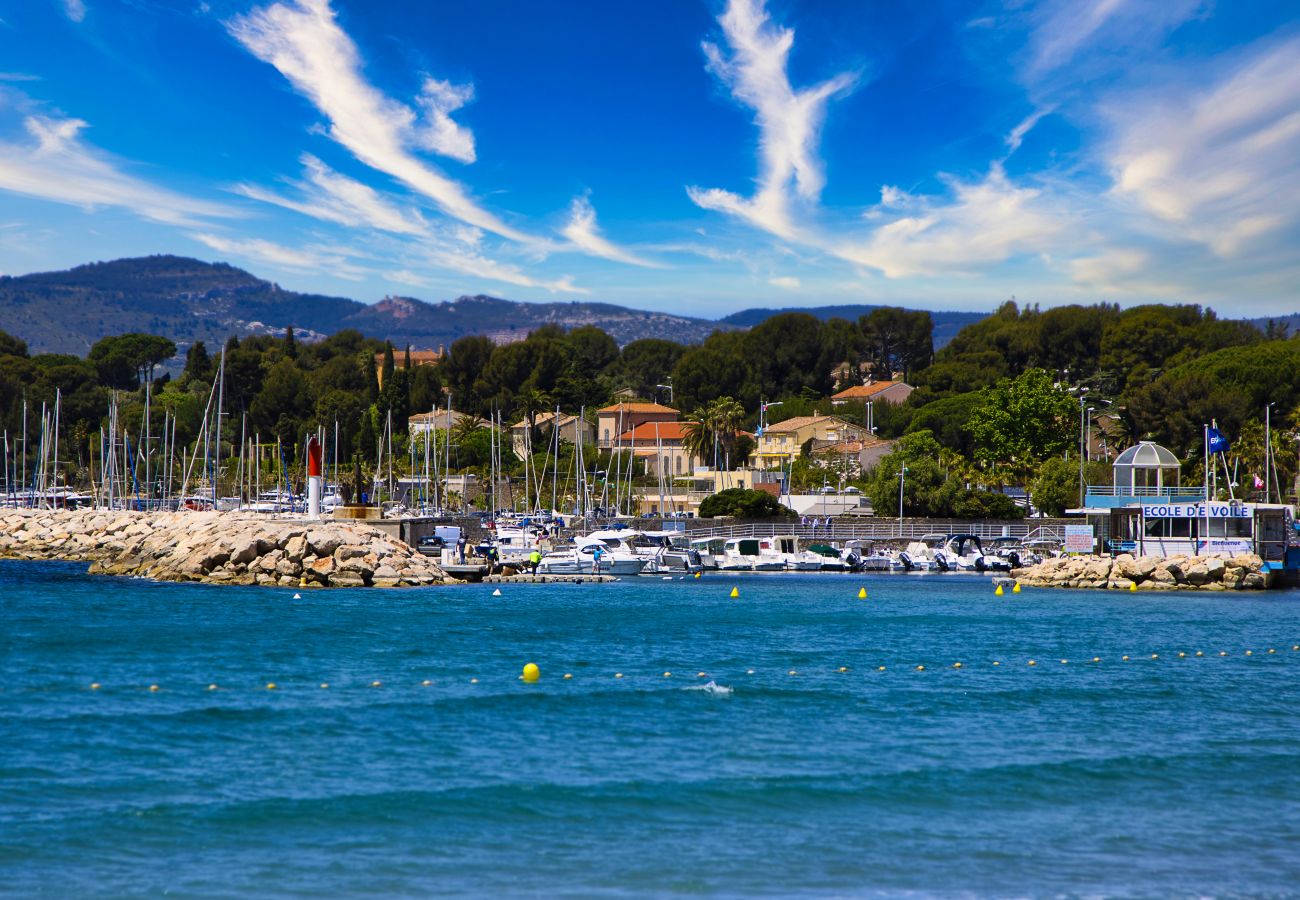 Appartement à Saint-Cyr-sur-Mer - Galant. Climatisé, en bord de mer, terrasse.