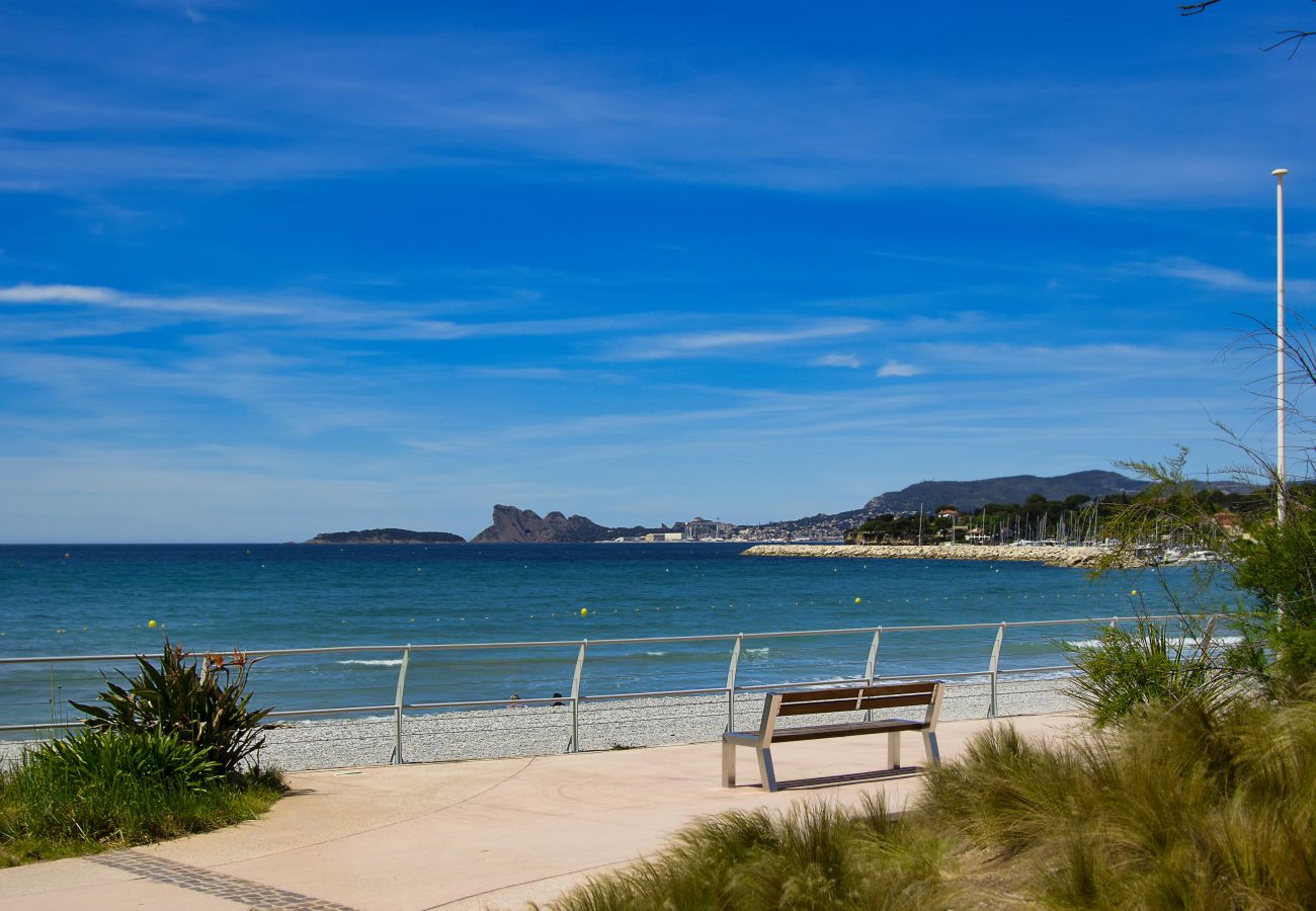 Appartement à Saint-Cyr-sur-Mer - Galant. Climatisé, en bord de mer, terrasse.