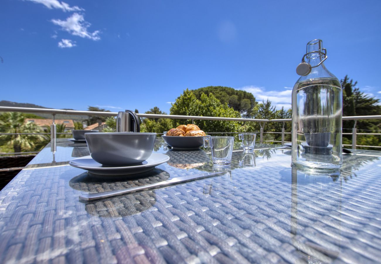 Appartement à Saint-Cyr-sur-Mer - Galant. Climatisé, en bord de mer, terrasse.