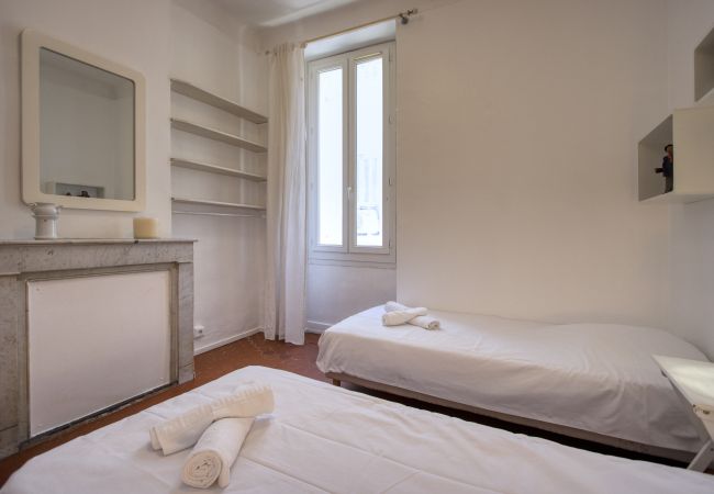 Appartement à La Ciotat - Badille. Charme et vue mer et vieux port. Appartement à La Ciotat - Badille. Charme et vue mer et vieux port.