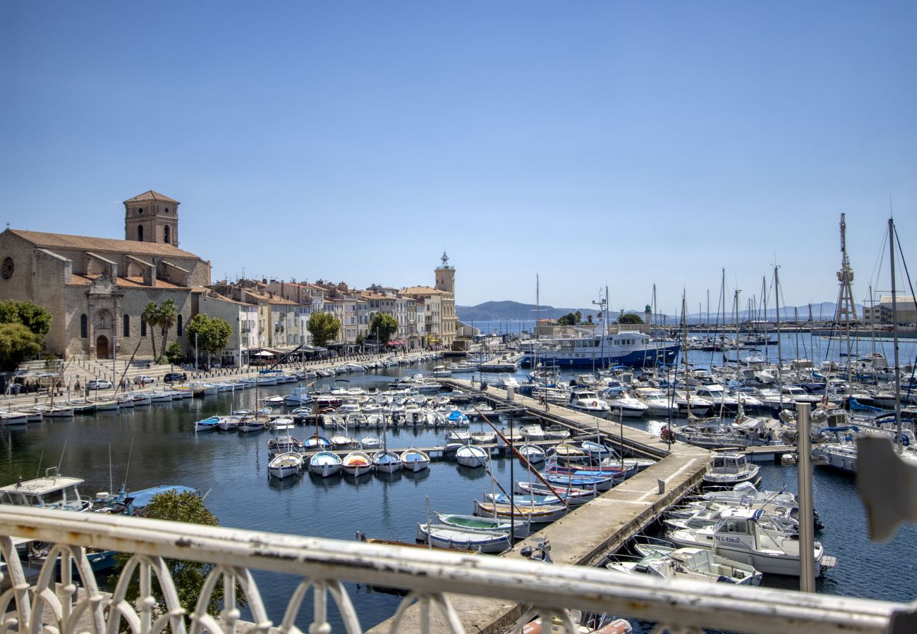 Appartement à La Ciotat - Badille. Charme et vue mer et vieux port.