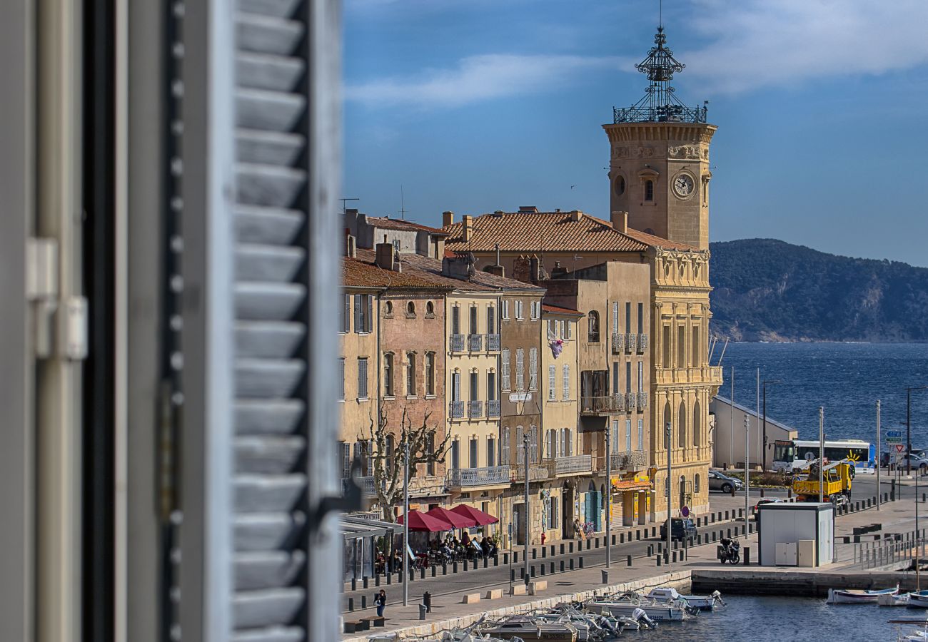 Appartement à La Ciotat - Badille. Charme et vue mer et vieux port.