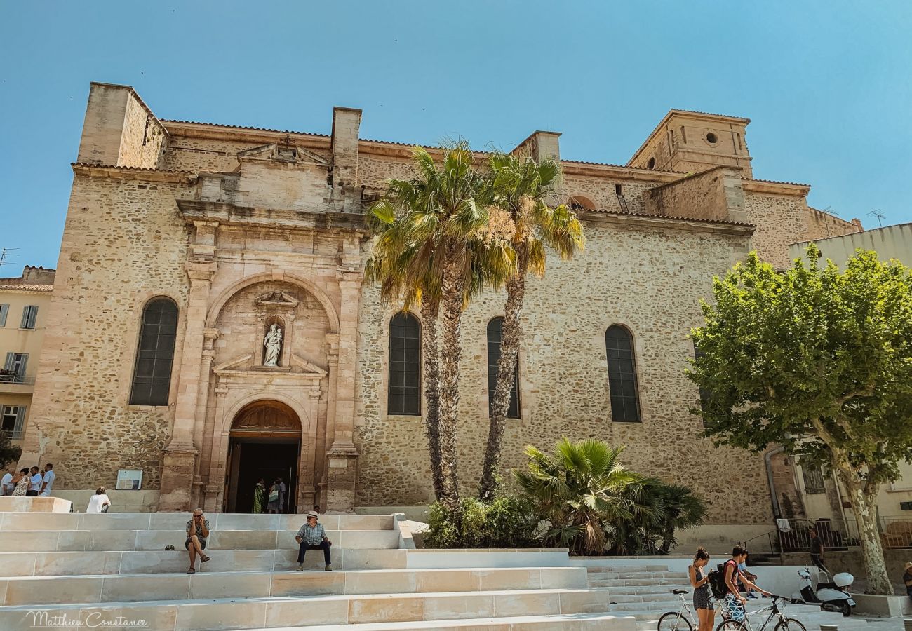 Maison à La Ciotat - Locho. Charmante maison de ville climatisée