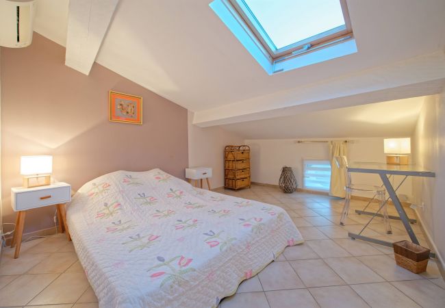 Appartement à La Ciotat - Escalet. Joli duplex. Vue sur le vieux port. Clim Appartement à La Ciotat - Escalet. Joli duplex. Vue sur le vieux port. Clim