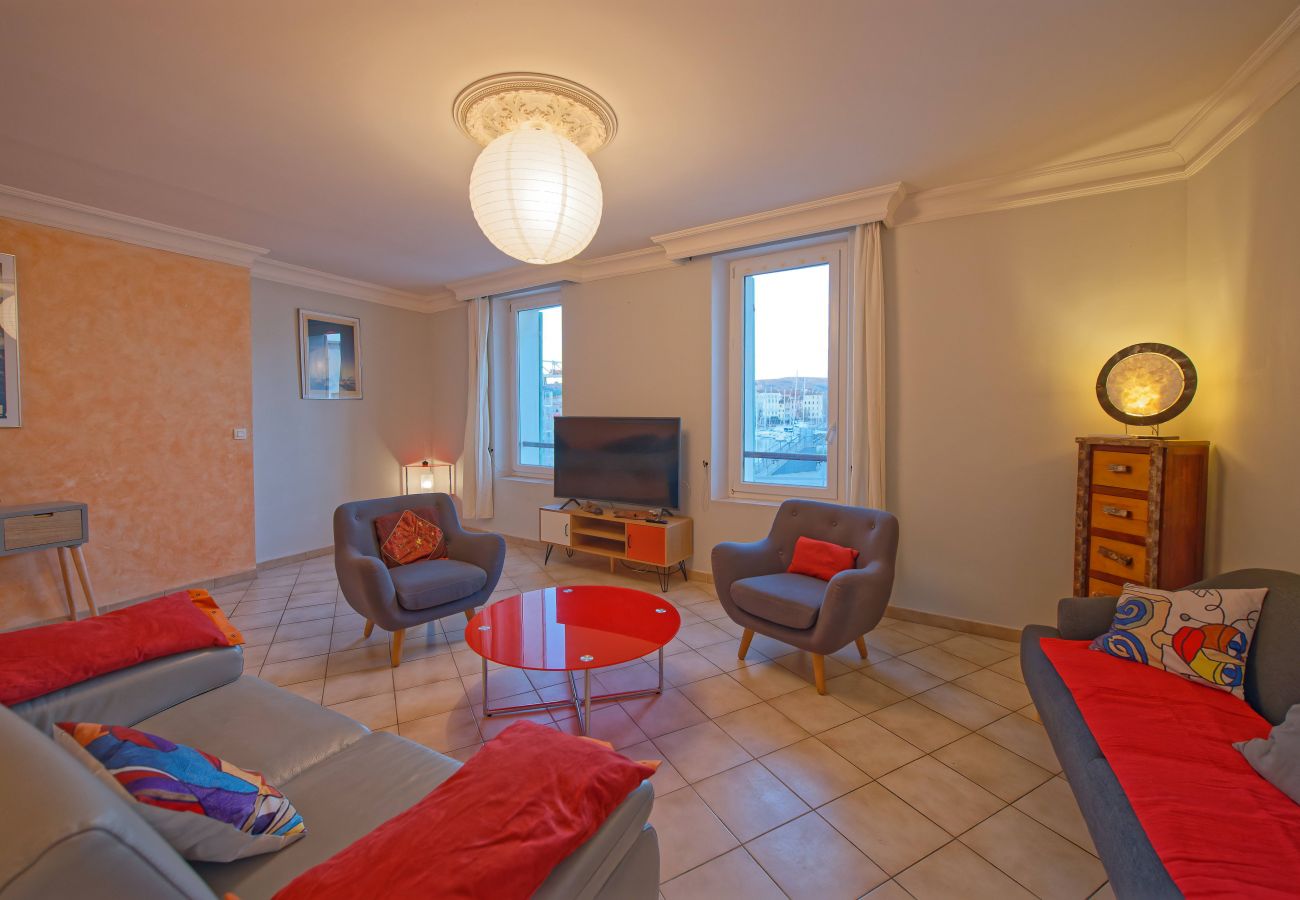 Appartement à La Ciotat - Escalet. Joli duplex. Vue sur le vieux port. Clim