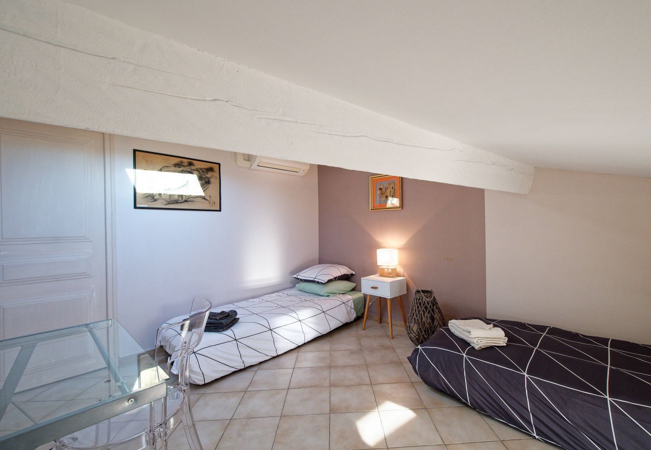 Appartement à La Ciotat - Escalet. Joli duplex. Vue sur le vieux port. Clim