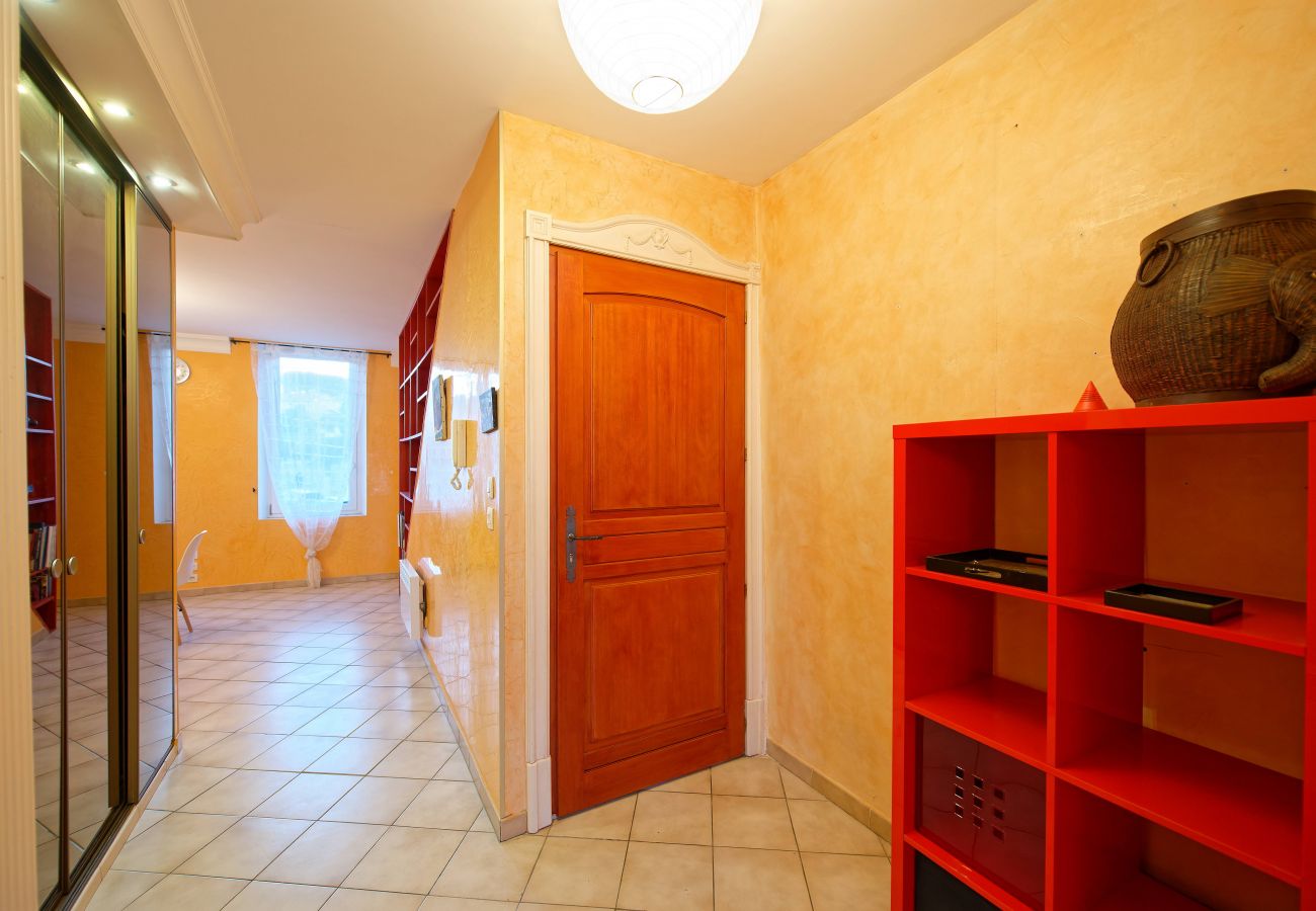 Appartement à La Ciotat - Escalet. Joli duplex. Vue sur le vieux port. Clim