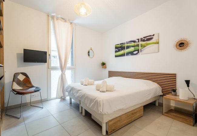 Appartement à La Ciotat - Areno. Moderne 30m du port, clim terrasse jardinet Appartement à La Ciotat - Areno. Moderne 30m du port, clim terrasse jardinet