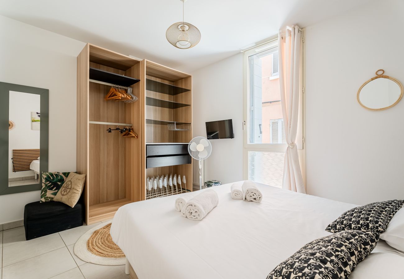 Appartement à La Ciotat - Areno. Moderne 30m du port, clim terrasse jardinet